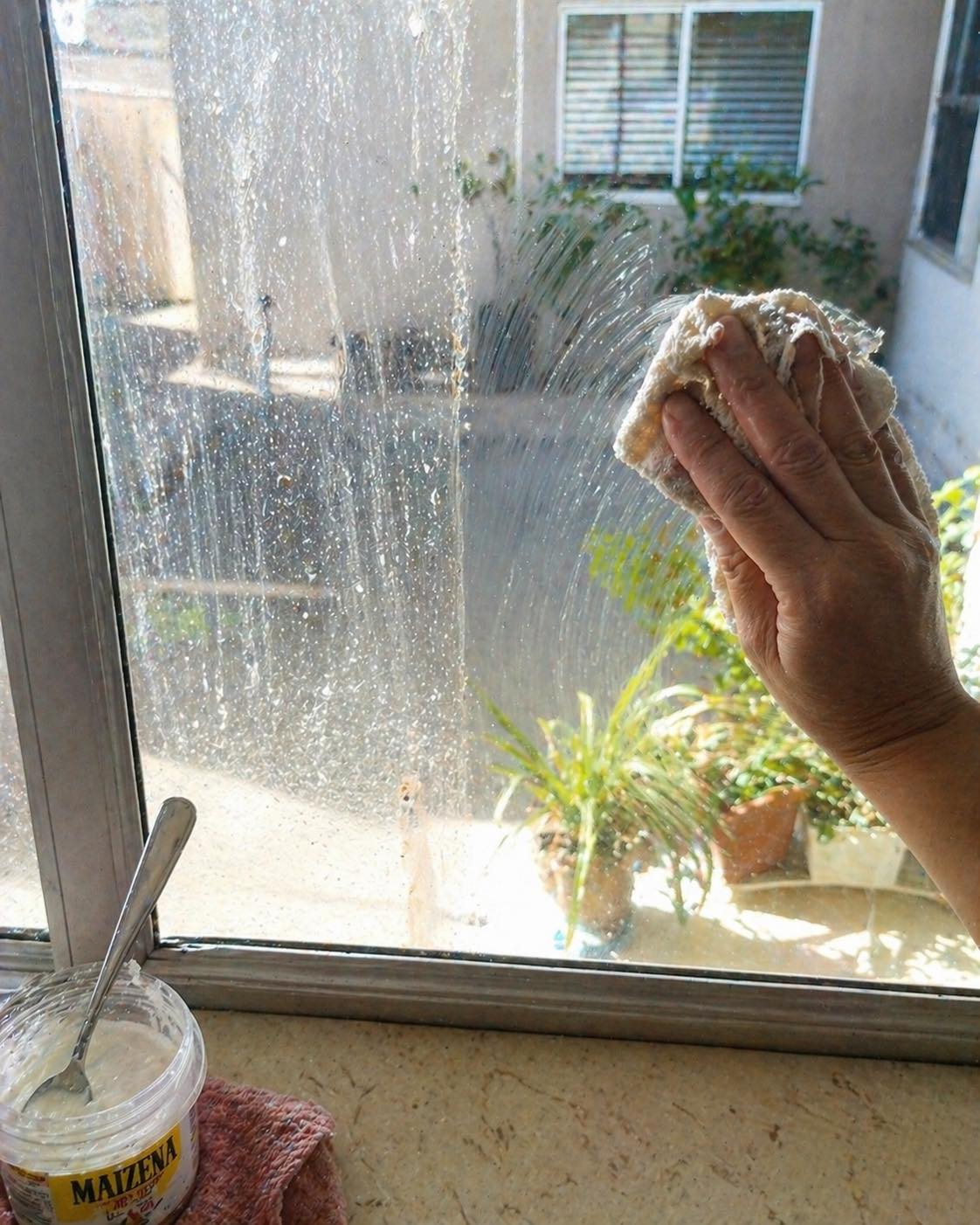 Utilisez de la Maïzena pour nettoyer les vitres de votre maison, elles brilleront de mille feux !