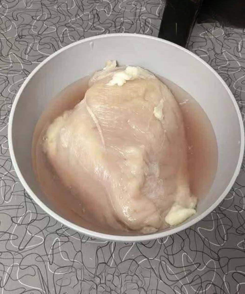 Est-il dangereux de manger du poulet laissé toute la nuit hors du réfrigérateur ? Mon mari pense que non, mais je veux m'assurer que c'est sans danger pour les enfants.