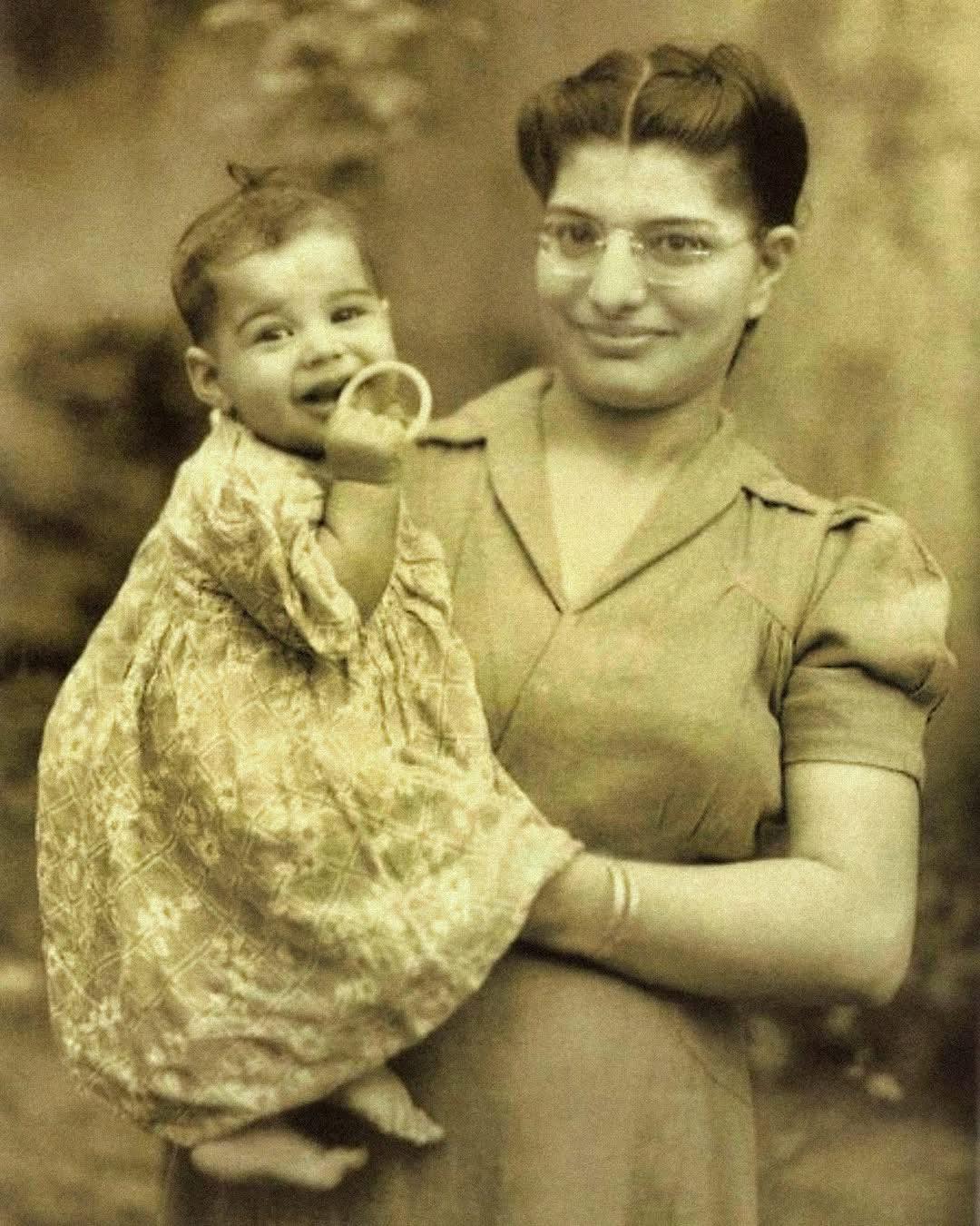 Une photo rare de 1947 révèle un bébé dans les bras de sa mère : devinez quelle future icône du rock il allait devenir ?