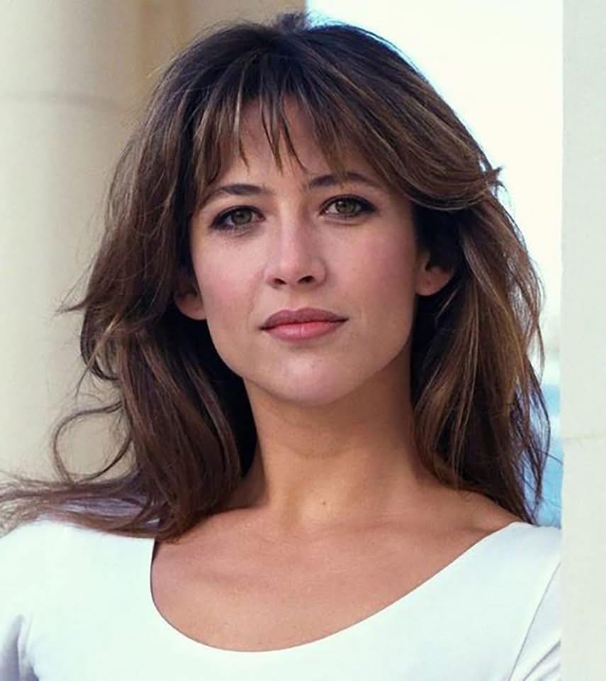 À 58 ans, elle redéfinit le vieillissement avec légèreté, beauté et authenticité