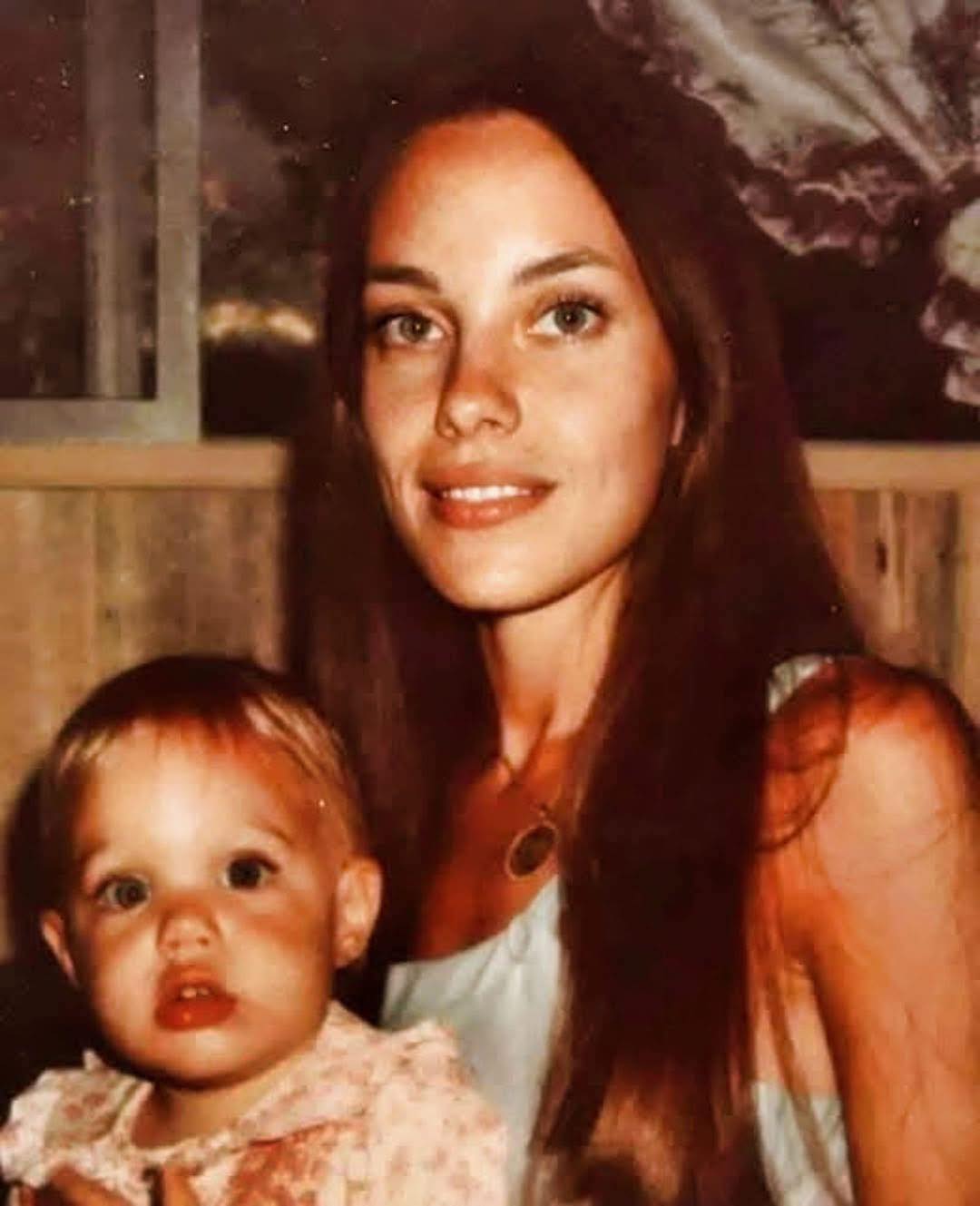 Un instant rare de l'enfance : parviendrez-vous à reconnaître la future star d'Hollywood et sa mère ?