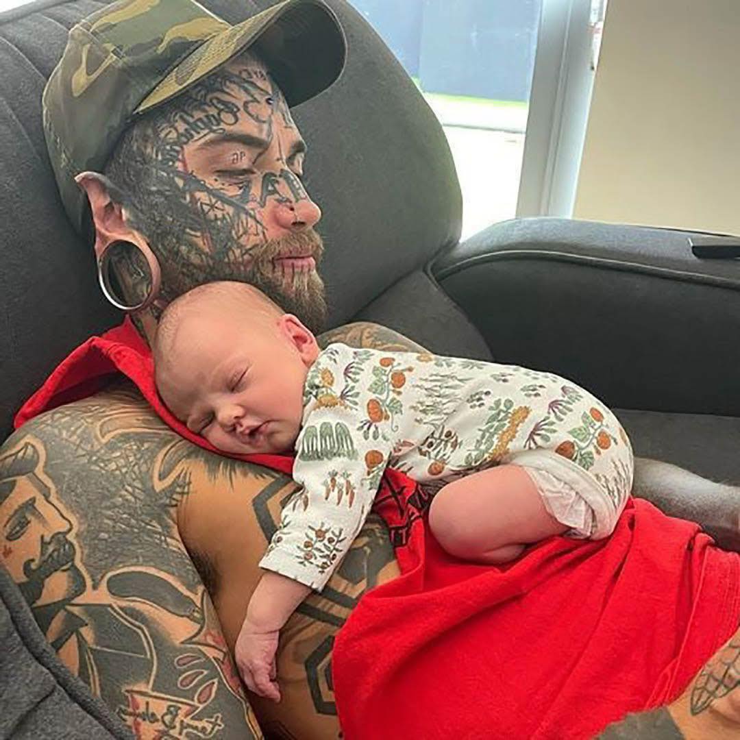 Un père entièrement tatoué entame une transformation radicale pour sa fille